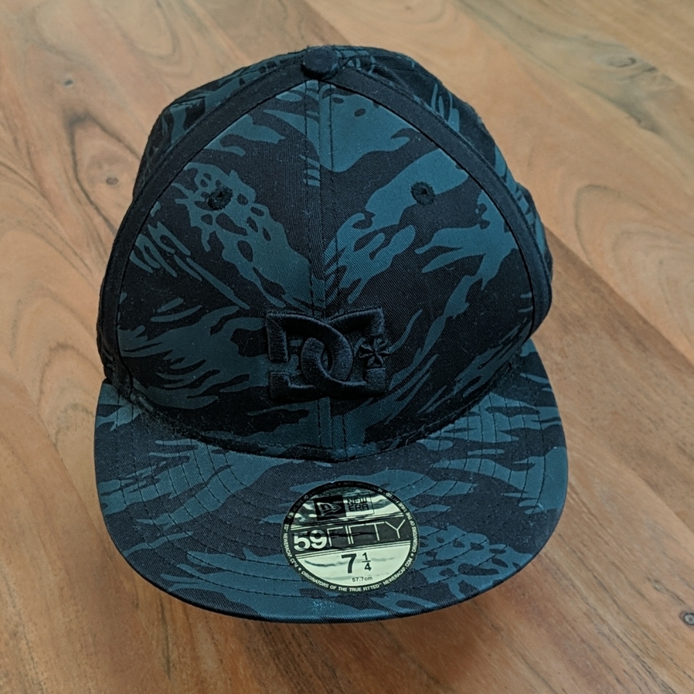 Dc new era fitted hat 7 1/4